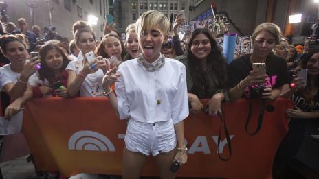 Майли изхвърли дрехите на Лиъм