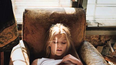 Любимата жена на Ди Каприо захвърли сутиена