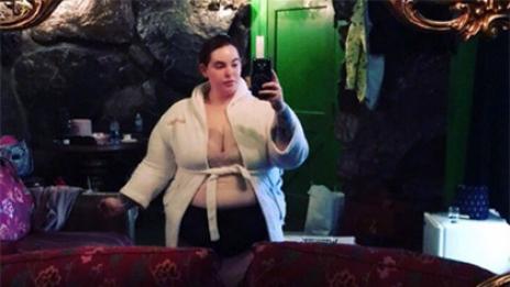 Най-пълната манекенка не можа да си върже халата