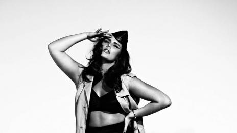 Една пищна красавица се разголи