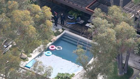 Откриха труп в басейна на Деми Мур