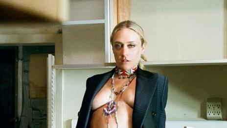 Клое Севини с омар между краката