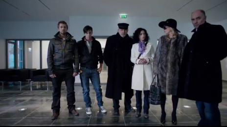 Стъклен дом...интригата продължава