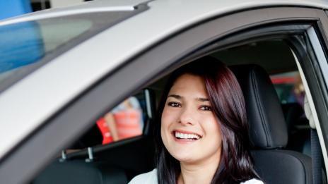 Безопасно ли е говоренето с хендсфри, докато шофирате