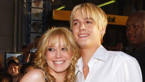 Бившият на Хилари Дъф я умолява да се върне при него