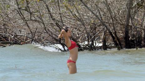 Папараци: Алесандра Амброзио разпуска в Бразилия