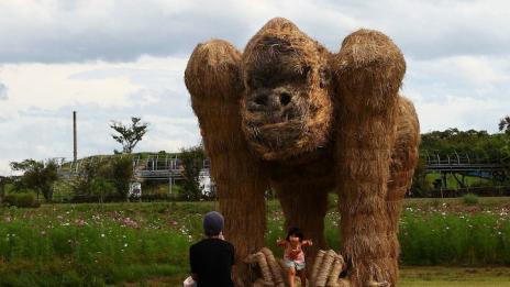 В света на сламените чудовища