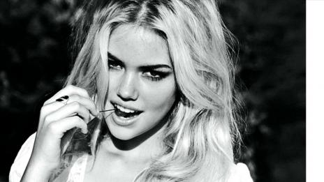 Кейт Ъптън изкушава с черешки от страниците на DT