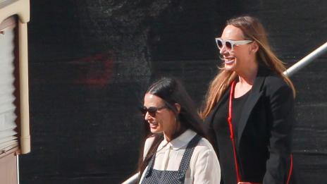 Звездите намъкнаха дънкови гащеризони