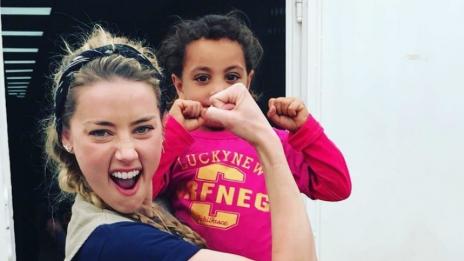 Амбър Хърд сред бежанци: Чувствам се щастлива!