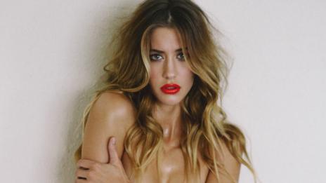 Найл Хоран си хвана супер мацка