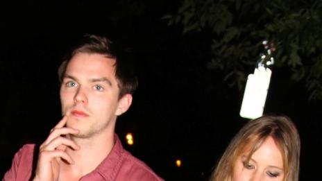 Дженифър Лорънс и Никълъс Холт ще си купуват общ дом