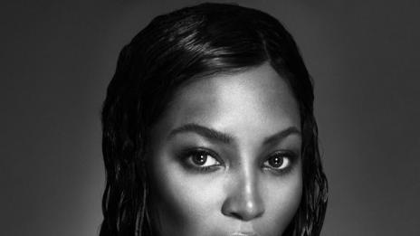 Наоми се разголи – този път без да прикрива нищо от тялото си