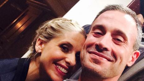 Сара Мишел Гелар отрича слуховете, че мъжът ѝ е парализиран