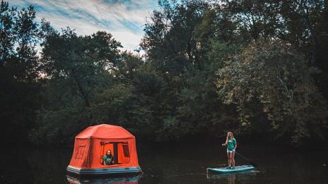 Плаваща палатка позволява да спим в езерото