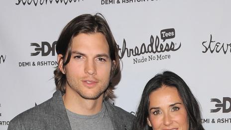 Аштън пише любовни бележки на Деми всеки ден