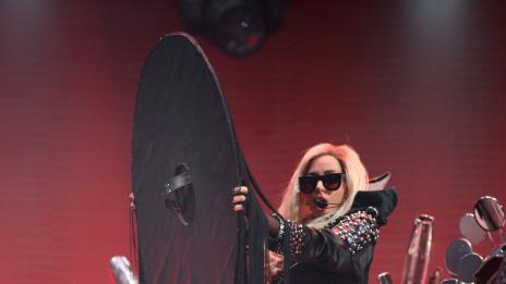 Гага си уши рокля от лица на фенове