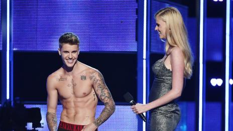 Бащата на Бийбър изхвърлил кучето му през балкона