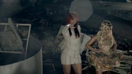 Риана и Ники Минаж представят тяхното "Fly" сред останки (видео)