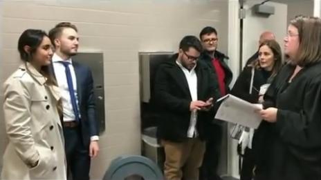 Къде, къде... Сватбата във WC-то!