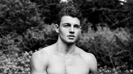 Красиви голи гребци призовават за повече човечност