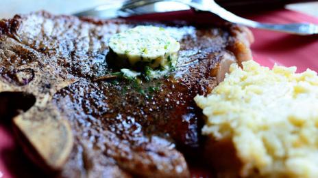 Телешка пържола с лимоно-магданозено масло