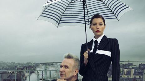 Джесика Бийл говори за съпруга си в леглото с любимия си дизайнер