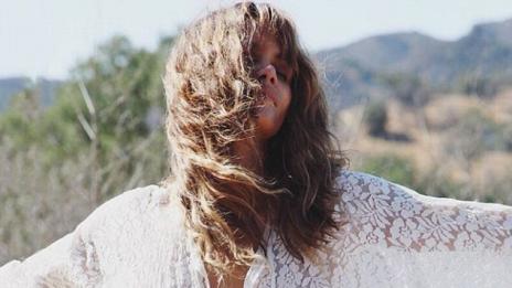 Хали Бери празнува половин век с отворени обятия