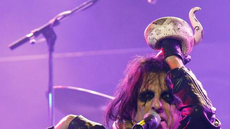 Алис Купър ще подари на Гага Библия за Коледа