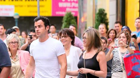 Дженифър и Джъстин се разхождат с майките си