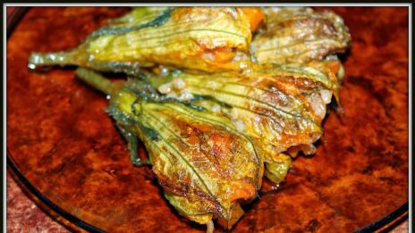 Цветове от тиква пълнени с ориз