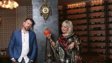 Синът на Джуджи си ляга с щерката на Гала