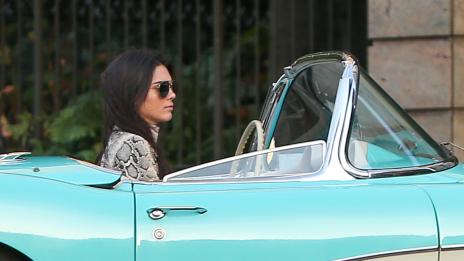 Кендъл Дженър подкара лъскав ретро кабриолет