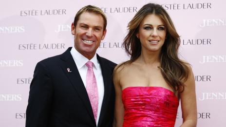 Елизабет Хърли ухажва доведената си дъщеря