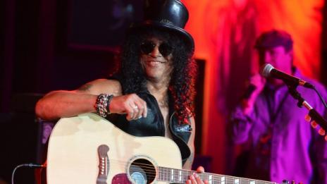 Защо Slash е легендарен китарист? Отговори и грабни билет!