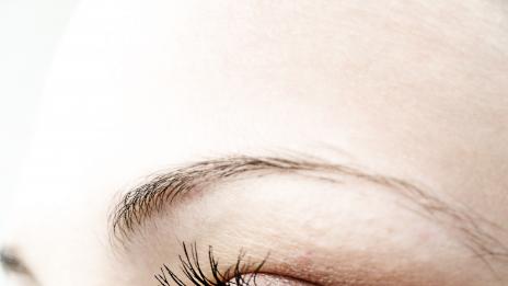 Погрижете се за нежната кожа около очите си