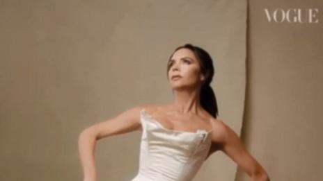 Виктория облече булчинската си рокля за Vogue (видео)