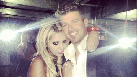 Жененият Робин Тике сграбчи дупето на фенка