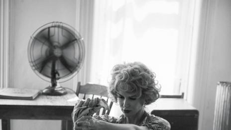 Никол Кидман е секси, дори докато мие пода