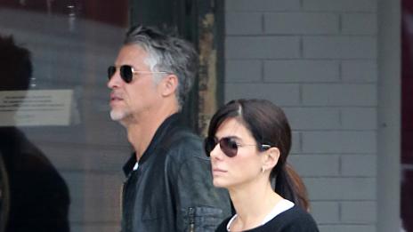 52-годишната Сандра Бълок готова за сватба с хубавеца Брайън