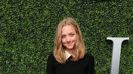 Аманда Сейфрид щастлива с нова прическа