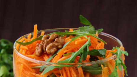 Салата от моркови и лешници