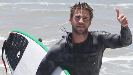 Папараци уловиха Лиъм Хемсуърт полугол (снимки)