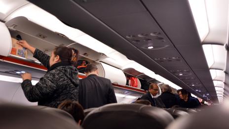 Подуване по време на полет – как да се предпазите?
