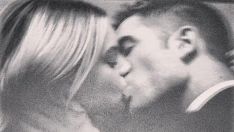 Робърт кара Кристен да ревнува с рекламни снимки