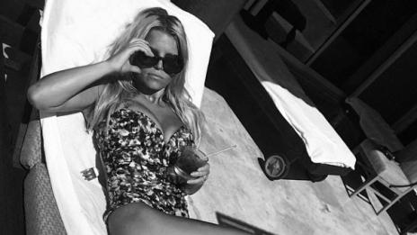 Джесика Симпсън показва секси тяло на медения месец