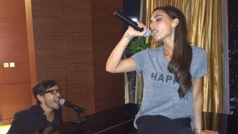 Виктория Бекъм отново хвана микрофона