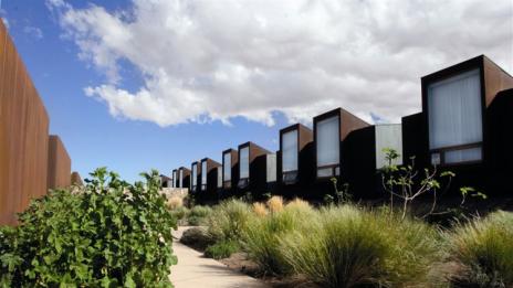 Лунен пейзаж и СПА-глезотии сред пустинята