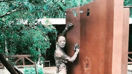 Линдзи полугола и кална в Коста Рика