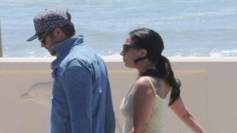 Лейди Гага е неузнаваема на плажа с Тейлър Кини